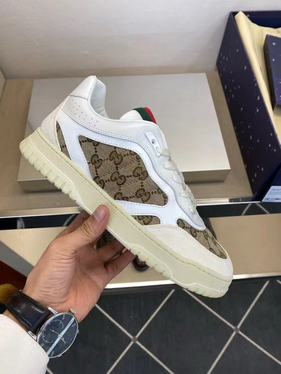 Factory price: 420💰Gucci new men's shoes GUCCI [Lightning] latest shoes are shipped. Original quality, fashionable, made of special materials, sheepskin lining, brand new packaging. The foot feels super comfortable and the workmanship is impeccable. Size: Men's 38-44, customized 45